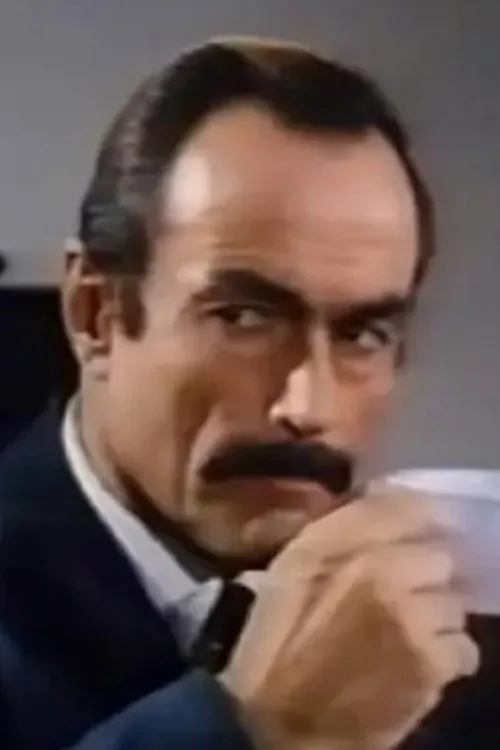 Mike Monty interpretando a Mike