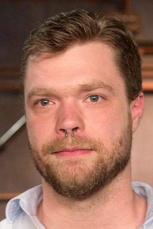 Mike Panic interpretando a