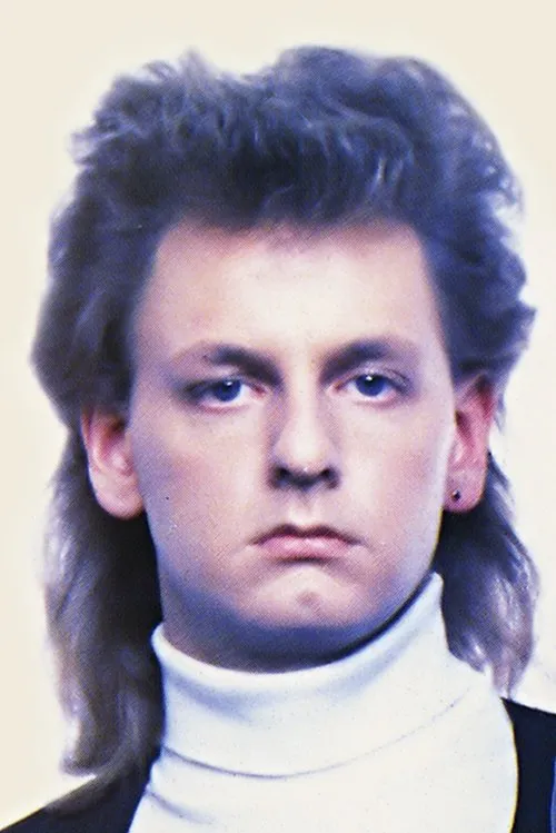 Mike Percy interpretando a Bass/Keys