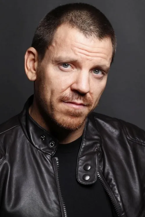 Mike Pfaff interpretando a Raymond/Recruiter