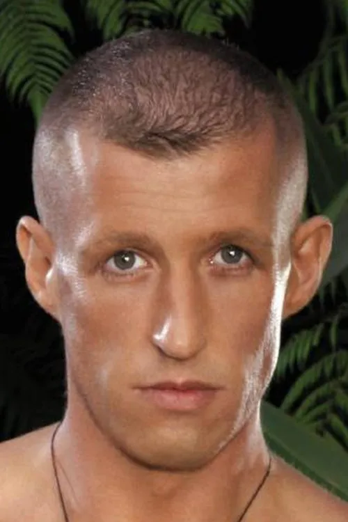 Mike Power interpretando a 