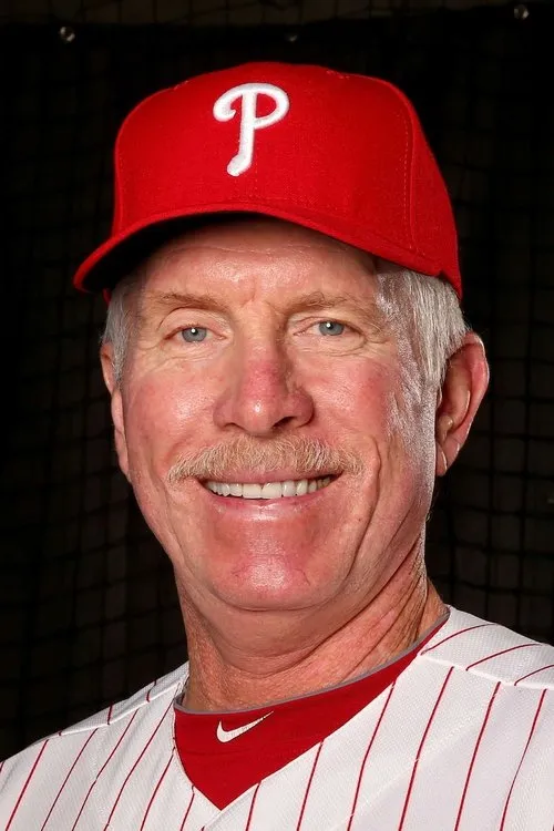 Mike Schmidt interpretando a Broadcaster (voice)