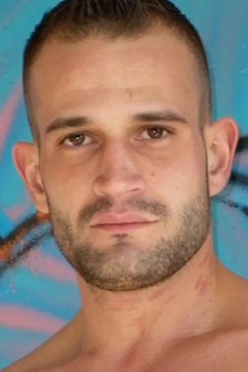 Mike Tiger interpretando a 