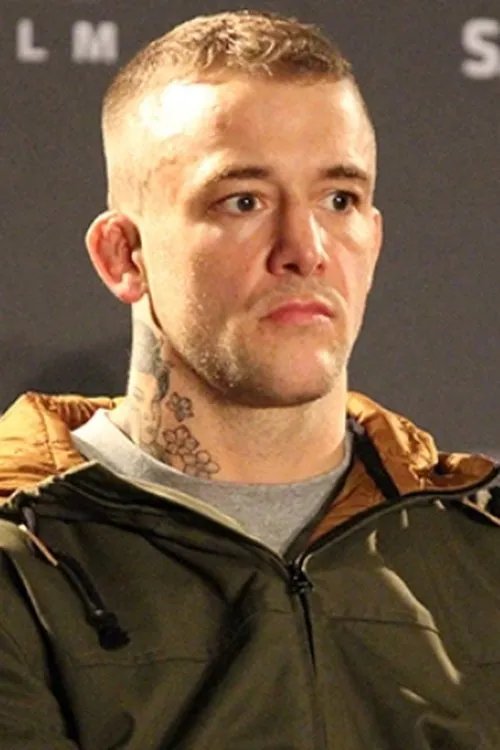 Mike Wilkinson interpretando a Self