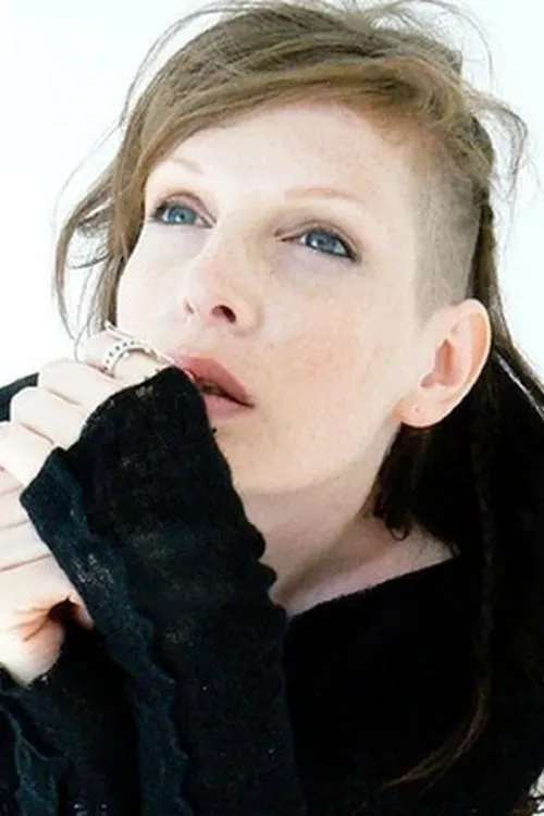 Mikela Jay interpretando a Narrator (voice)