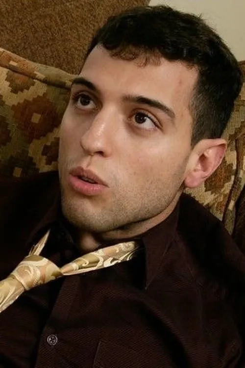 Mikey Butders interpretando a (archive footage)