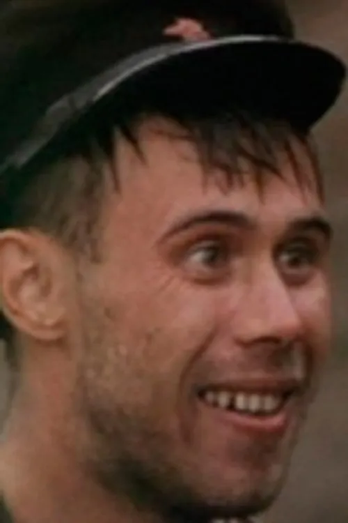 Mikhail Nikitin interpretando a Sasha Kandaurov