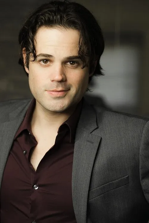 Mikhail Roberts interpretando a Tommy