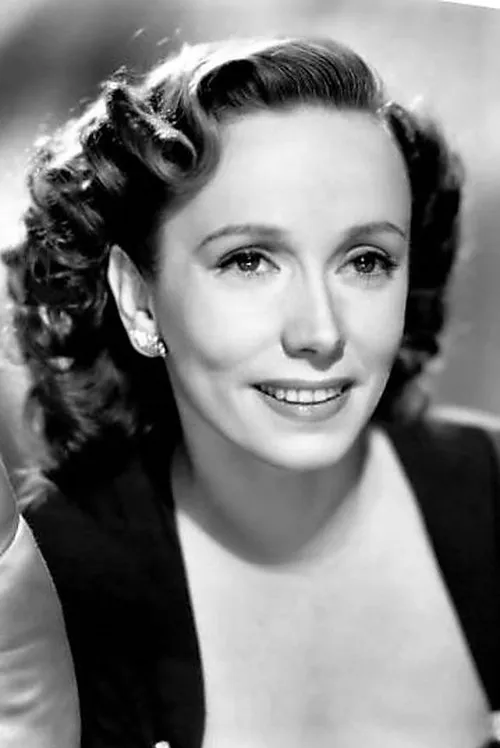 Mila Parély interpretando a Barbara, la patronne du cabaret 