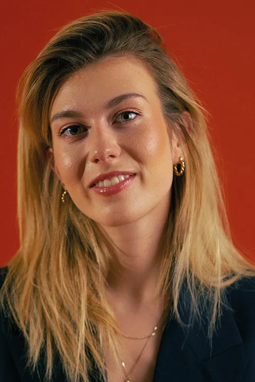 Mila Peršin interpretando a Maja