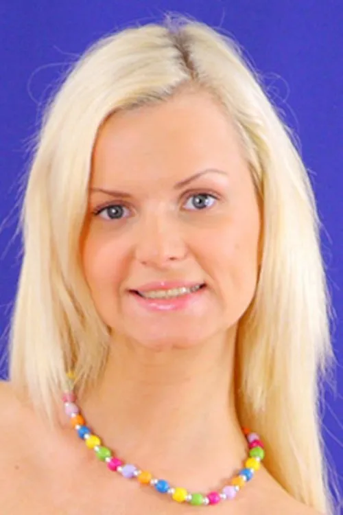 Mila interpretando a (archive footage)