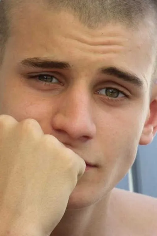 Milan Argaud interpretando a Ben