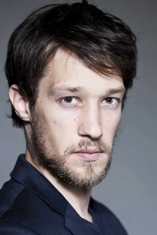 Milan Mauger interpretando a François