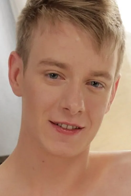 Milan Sharp interpretando a 