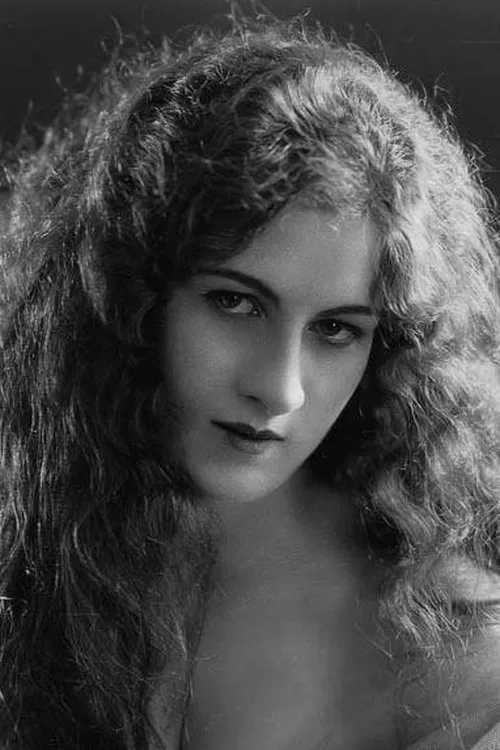 Charles Newton ha trabajado con Mildred Moore en 3 ocasiones