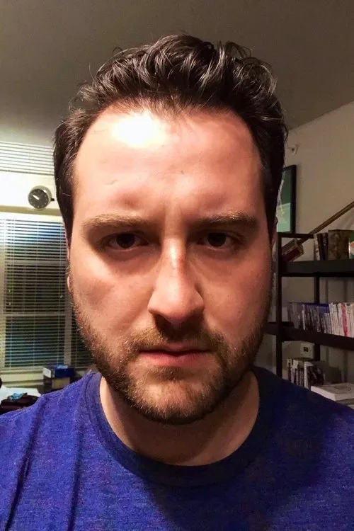 Miles Luna interpretando a Self