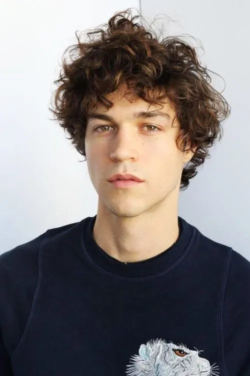 Miles McMillan interpretando a Lee