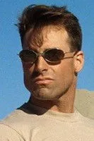 Miles West interpretando a 