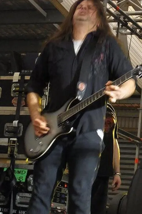 Milly Evans interpretando a Self - Keyboards, Backing Vocals