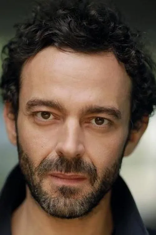 Milo Twomey interpretando a King Roderick