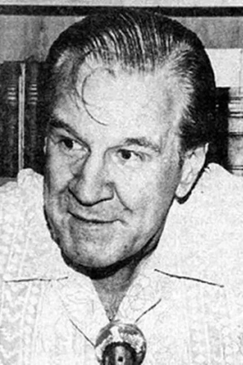 Milton Carneiro interpretando a 