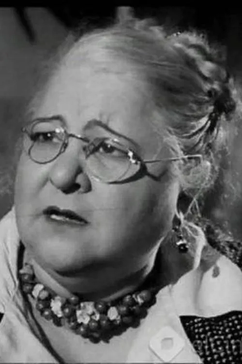 Mimi Aziz interpretando a 