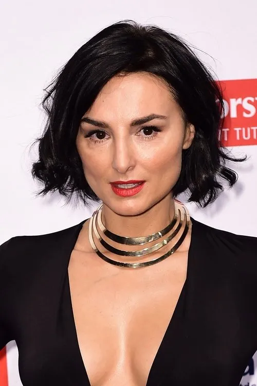 Mimi Fiedler interpretando a Veronika Hübner