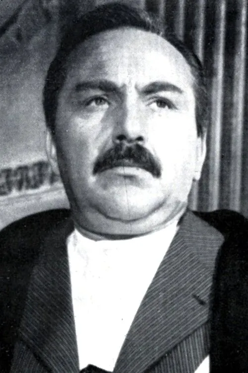 Mimo Billi interpretando a ispettore di servizio