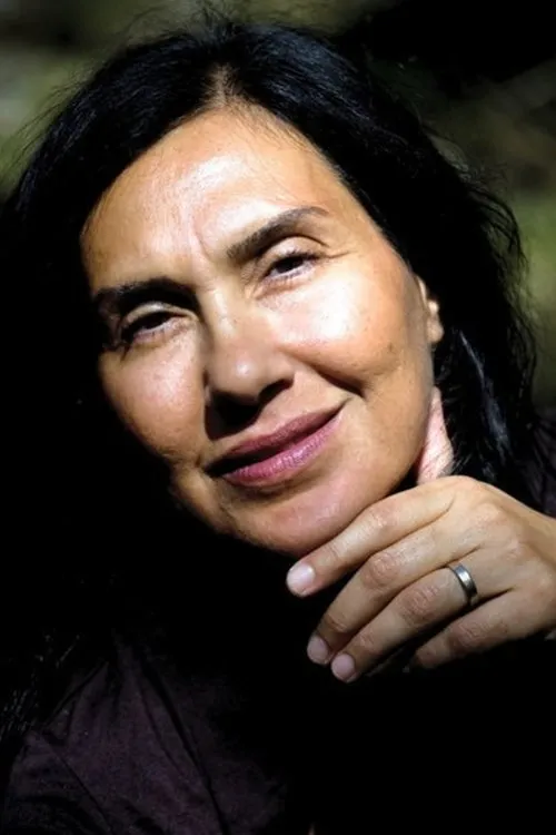 Mina Azarian interpretando a Darjosh's Mother