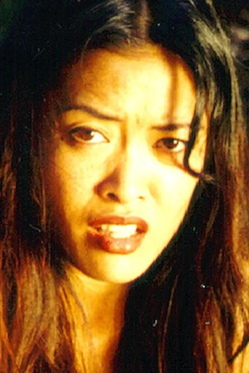 Mina Lee interpretando a