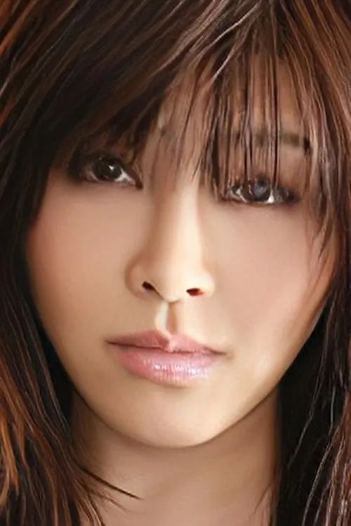 Minami Matsuzaka interpretando a Simon's Mother / Madame Goose