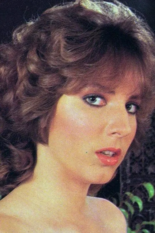 Mindy Rae interpretando a (archive footage)