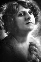 Fred Starr ha trabajado con Minnie Chaplin en 2 ocasiones