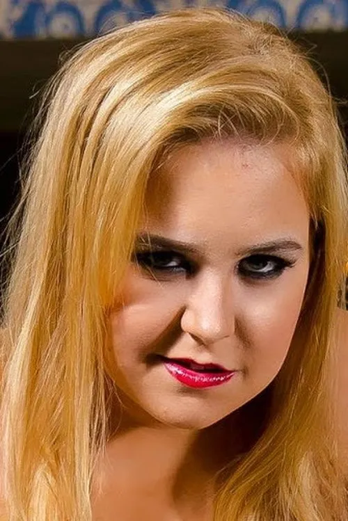 Minnie Mayhem interpretando a 