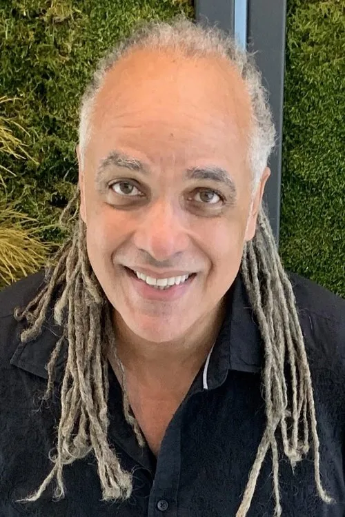 Mino Cinelu interpretando a himself