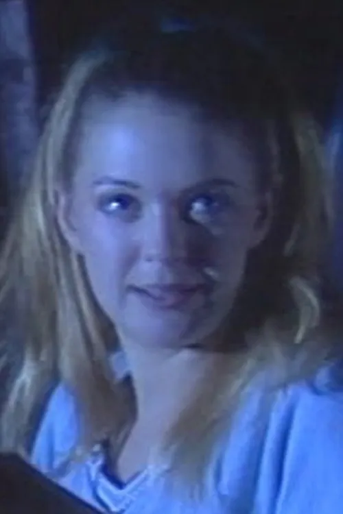 Minty Mitchell interpretando a Crystal Diamond