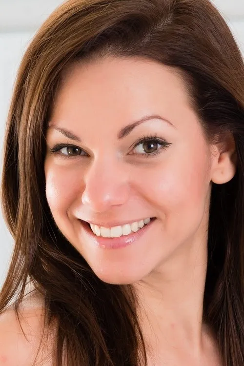 Mira Shine interpretando a 