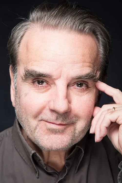 Mircea Constantinescu interpretando a old man Ion, the night watchman