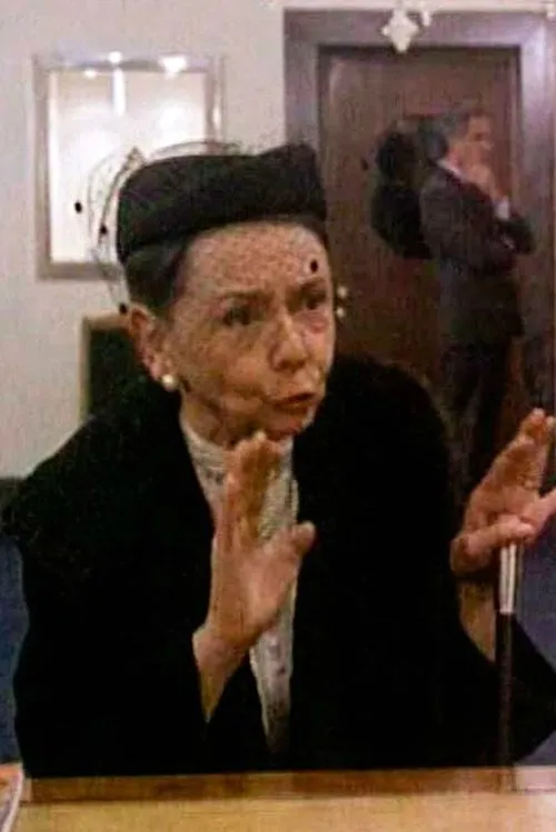 Mirella Falco interpretando a Signora Motta