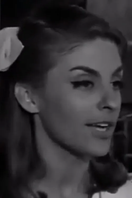 Mirella Tsarou interpretando a