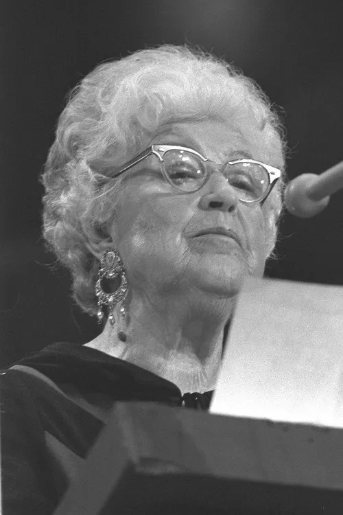 Miriam Bernstein-Cohen interpretando a Mother