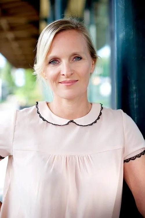 Mirja Mahir interpretando a Theresa