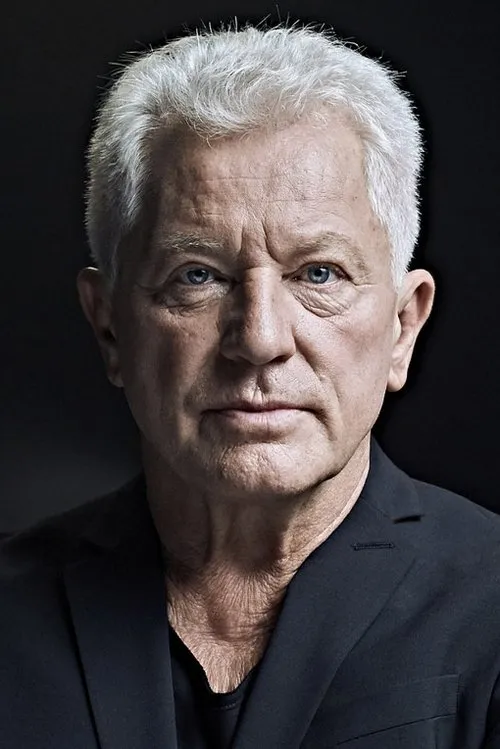 Miroslav Nemec interpretando a Dr. Simon Wagner