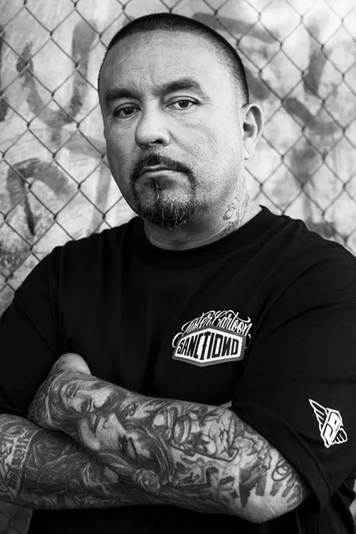 Mister Cartoon interpretando a Self