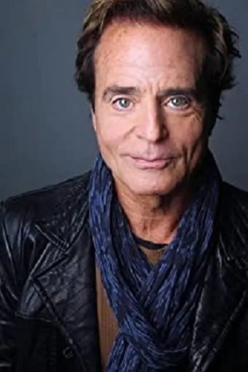 Mitch Hara interpretando a Hitchhiker