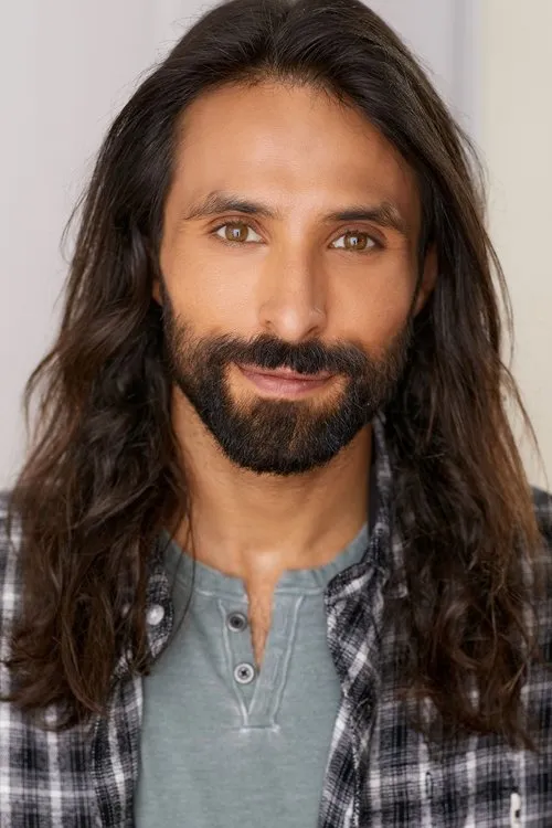 Mitch Lerner interpretando a Freeman