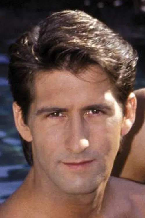 Mitch Taylor interpretando a Newscaster Mark Shriverman