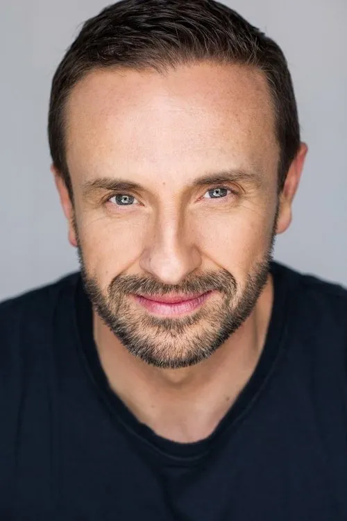 Mitchell Butel interpretando a Stephen