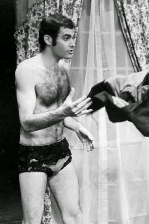 Mitchell McGuire interpretando a