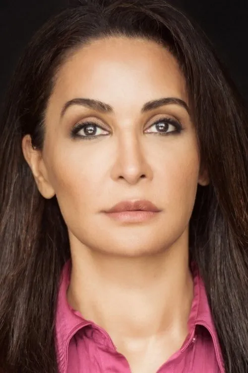 Mitra Lohrasb interpretando a Laura